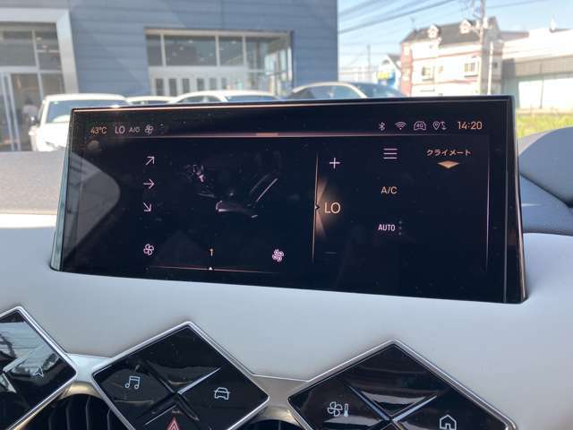 タッチパネルでエアコンの操作が可能です