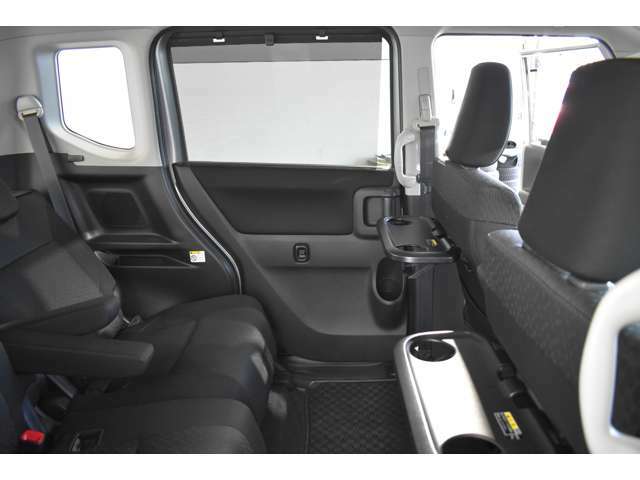 フロントシートの後面にはドリンクホルダー付きの簡易テーブルが装備されています。リアシートをより落ち着いた空間にするロールアップスクリーンを装備！