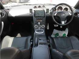 すっきりとしたフェアレディZらしいデザインのダッシュ回り！フロントビューの視認性もよく運転しやすいと思います★