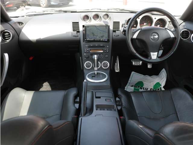 すっきりとしたフェアレディZらしいデザインのダッシュ回り！フロントビューの視認性もよく運転しやすいと思います★