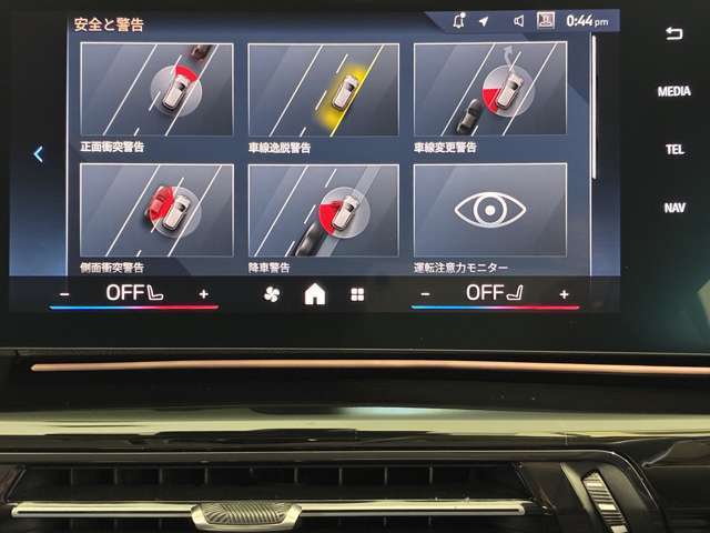 衝突被害軽減ブレーキと車線逸脱警告がついています。