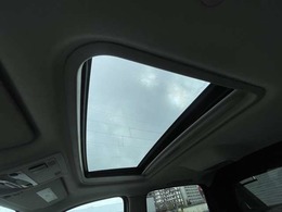 【サンルーフ】サンルーフが装備されています。室内の換気を良くしたり、上空を見ることが可能です。