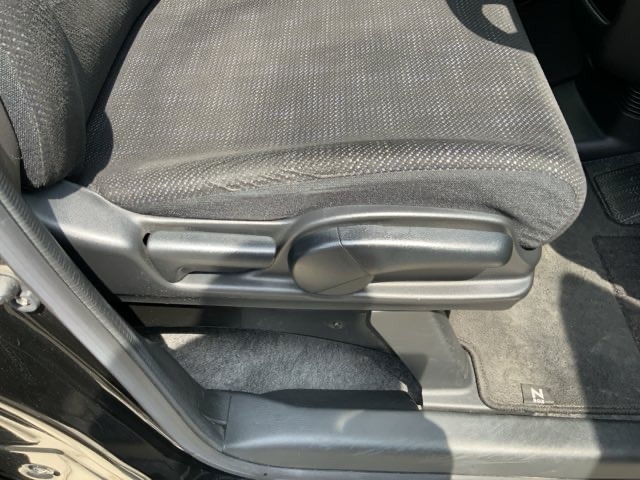 シートハイトアジャスターが付いているので運転姿勢を調整するのに便利ですね。身長に合ったシートポジションは安全運転や疲労軽減にもつながります。