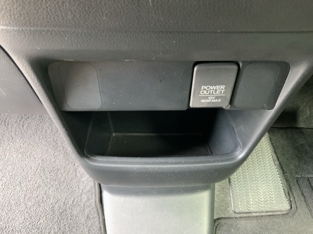 運転席、助手席間には小物入れがあります。