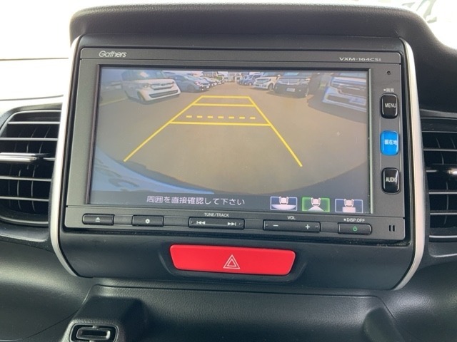 リバースギアに入れるだけで後方の表示へ切り替わります。夜間や雨の日の駐車も楽になりますよ。