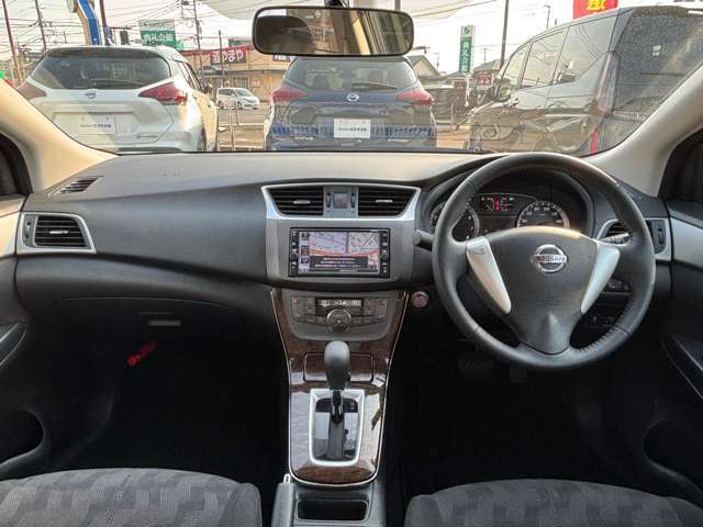 すっきりした運転席周りにはナビやエアコンの操作パネルを設置しておりますので、お一人での運転でもご安心できます。