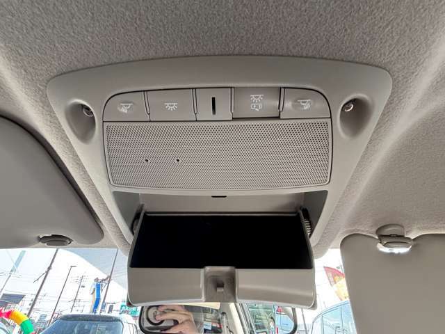 ▲メガネ収納ボックス▲運転用の眼鏡やサングラスを車に乗せてる方も多いのではないでしょうか？眼鏡・サングラス専用ボックスがありますので、傷や変形の防止に役立ってくれます◎