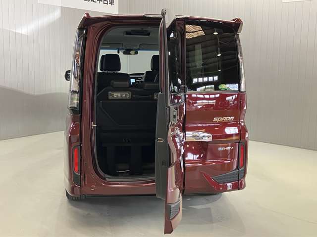 後ろが狭くても荷物をサッと積み込める。ヨコにもタテにも開くわくわくゲート★