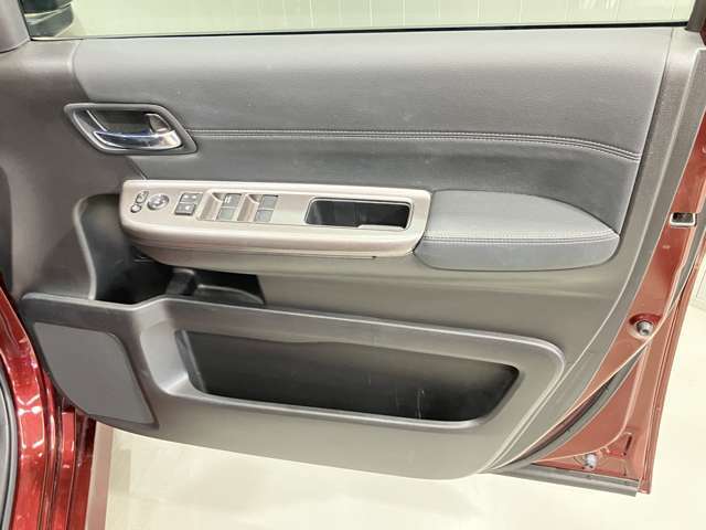 【運転席ドア】ボトルホルダーや収納ポケットが付いているので運転席周りもスッキリ保てます★