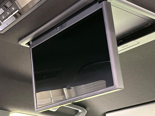 【フリップダウンモニター】大画面モニターで後席でもエンタメをお楽しみいただけます。小さなお子様にも大人気の装備です♪