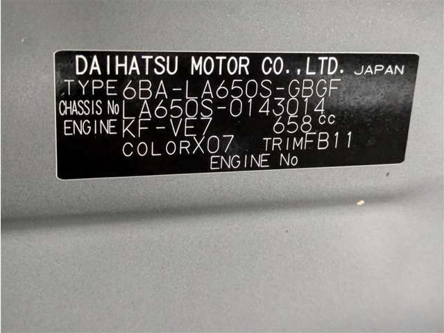 【コーションプレート】には製造元や車体番号、車体色番号といった車両の詳細な情報が記載されております。