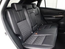 ファブリック(上級)+合成皮革のシートが採用されています。前後席間の間隔延長と前席シートバック形状の工夫で、ゆったりとくつろげる後席空間を確保しています。