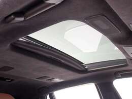 ★人気装備のサンルーフ！様々なドライブシーンで活躍してくれます！！開放感ある車内空間は気持ちがいいですよ！