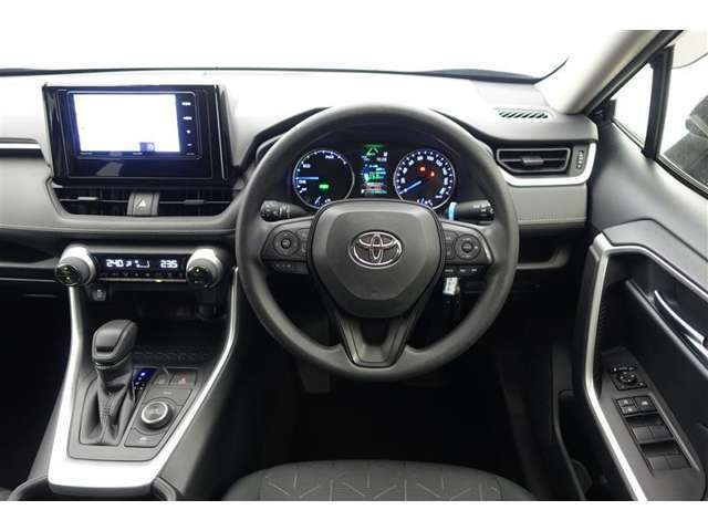 スタイリッシュなインパネ周りです！運転の際、常に目にする部分は、シックにまとめた飽きの来ないデザインが人気です！