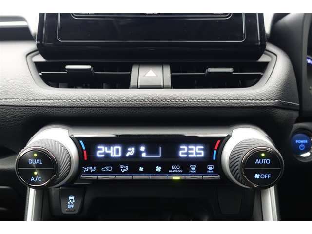 ★運転席と助手席でそれぞれお好みに合わせて温度設定が行えるフルオートエアコンです。外気温や室温、日射量を感知し、吹き出し温度、風量を緻密に制御します