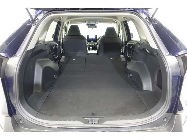 セカンドシートを倒した状態です。セカンドシートは独立可倒、荷物に合わせてラゲッジスペースをアレンジできます。