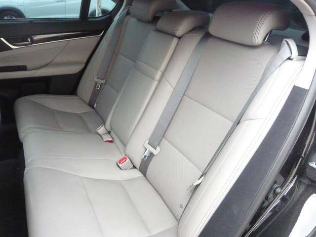 【車内清掃】お客様に気持ちよく見て頂けるよう展示車両は常に綺麗に仕上げております！