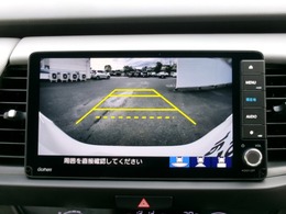 後退時に車両の後ろ側をモニター画面に表示します。車庫入れが苦手な人もこれで安心♪