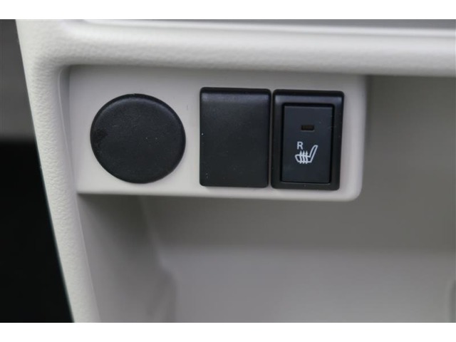 【シートヒーター】運転席にシートヒーター装備です。寒い朝、車内が暖まるのを待たずに快適に出発できます♪気持ちよく1日が始まります。