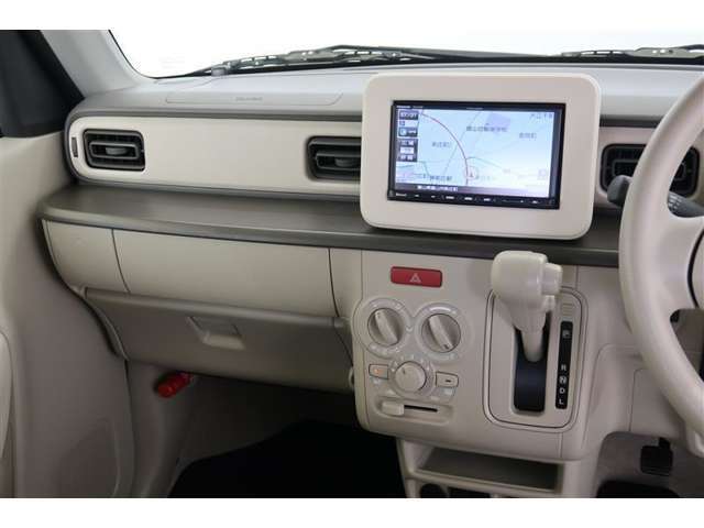 【まるまるクリーニング】内装工程では、中古車を気持ちよくお乗りいただけるよう清掃しております。シートの洗浄はもちろん、ニオイの元となるフロアカーペットまで洗浄・消臭を実施。