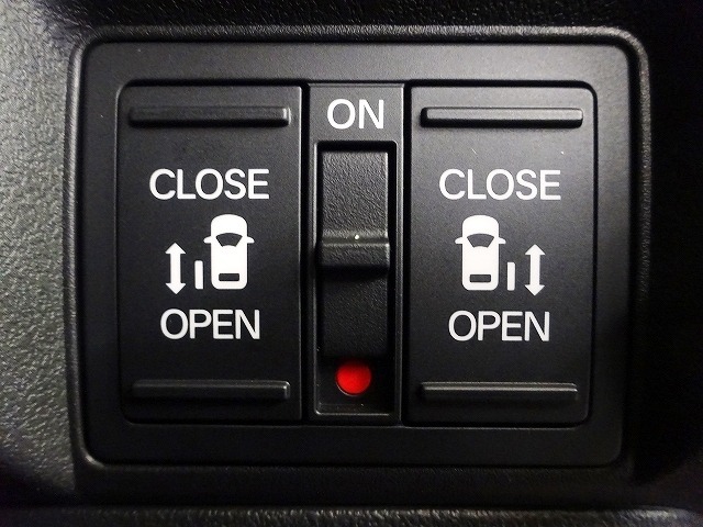 運転席からもスライドドアをボタン操作でスピーディーに開閉できます！またスマートキーでも操作できるので便利です。