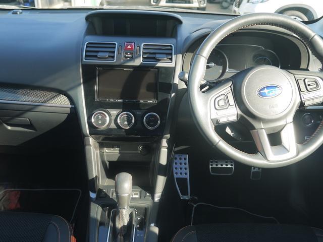 運転空間は広々と確保されています。視界良好性も保たれています