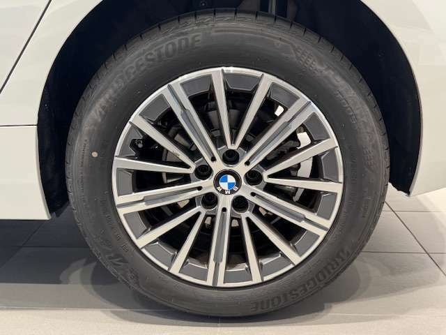 BMWの純正アロイホイールは軽量かつ強度にも優れているホイールで走行性能を引き上げる設計になっております。足元にもBMWは妥協がなくこだわっている個所になります。