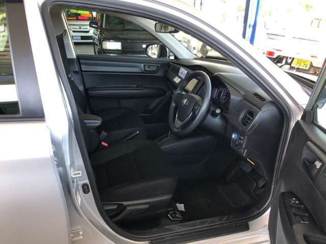広々とした足元空間で快適に運転ができます！