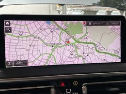 【純正ナビゲーション】BMWのナビゲーションは操作性も良く、詳細な地図情報と交通状況を見やすく表示し、快適なドライビングをサポートしながら目的地までナビゲートします。