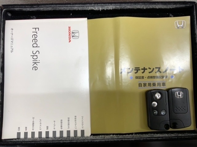 スマートキーは鍵をバッグに入れたままでもドアロックの開閉やエンジンのON・OFFができます。夜間や雨の日も鍵を探さなくて良いので便利です。