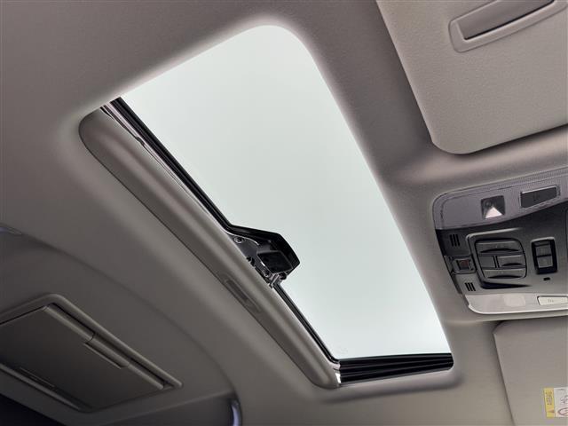 【サンルーフ】開放的な空間でドライブを楽しみませんか？車内には爽やかな風や太陽の穏やかな光が差し込みます☆