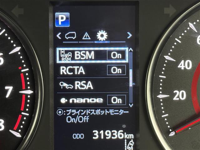 【リヤクロストラフィックアラート（RCTA）】駐車場で後退する時に、死角からの他のクルマや歩行者・障害を検知し、ドアミラー内のインジケーターとブザーでドライバーに警告してくれる機能です。