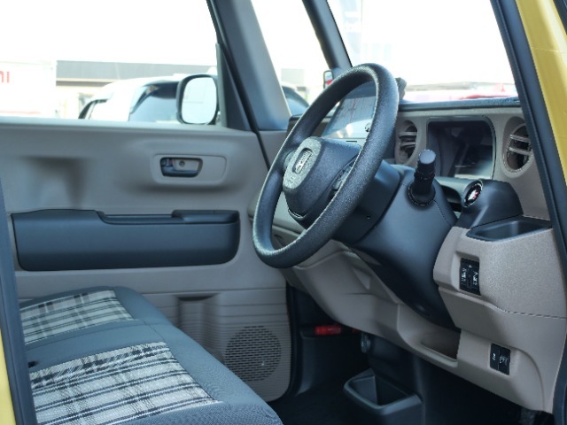 運転席周りの写真です。ブラックステッチをあしらった本革巻ステアリング装備！