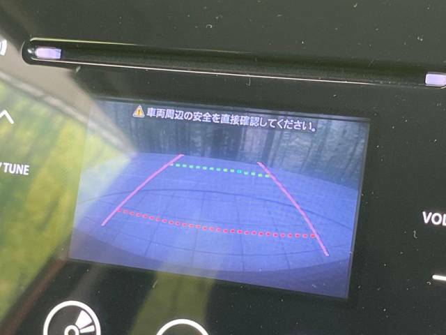 【バックカメラ】駐車時に後方がリアルタイム映像で確認できます。大型商業施設や立体駐車場での駐車時や、夜間のバック時に大活躍！運転スキルに関わらず、今や必須となった装備のひとつです！