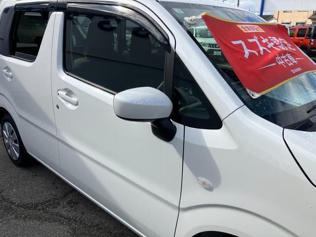 運転席ドアにあるスイッチでミラーん操作調整が簡単に可能な電動格納式リモコンドアミラーを装備！