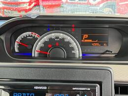 メーターパネルは目線移動少なく計器類が確認できるセンターメーターを採用！タコメーターと液晶ディスプレイ付き！