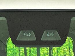 【プリクラッシュセーフティ】前方の車両等を検知し、衝突しそうな時は警報で注意を促し、ブレーキを踏む力をサポート。ブレーキを踏めなかった場合は衝突被害軽減ブレーキが作動、衝突回避をサポートします。