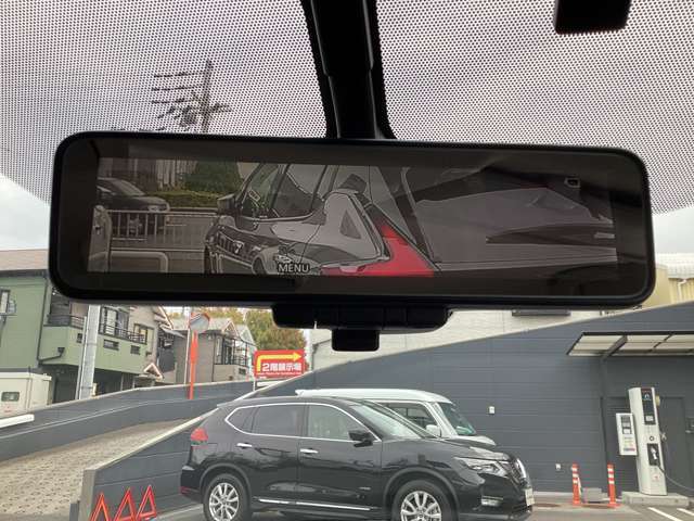 スマートルームミラーは、車両後方に設置されたカメラの映像を、ルームミラーに映し出すことで、死角をなくし、安全性を向上させることができます。また、夜間や雨天時でも、クリアな映像を映し出すことができます。