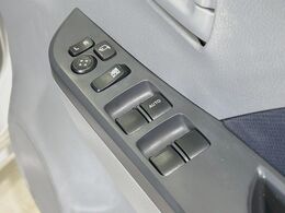 【電動格納ミラー】サイドミラーは電動格納式となっており、狭い駐車場でもキズがつくリスクを抑えられます。