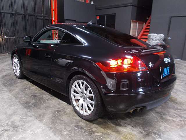 正規ディーラー車　2.0ターボ　キセノンヘッドライト　アクティブヘッドライト　ヘッドライトウオッシャー　純正オプション17インチアルミ　YOKOHAMAタイヤ8分山