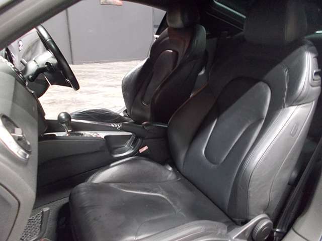黒革シート状態に目立つダメージなくきれいです！シートヒーター！