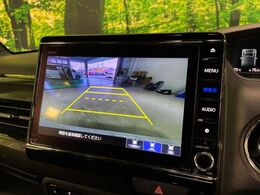 【バックカメラ】駐車時に後方がリアルタイム映像で確認できます。大型商業施設や立体駐車場での駐車時や、夜間のバック時に大活躍！運転スキルに関わらず、今や必須となった装備のひとつです！