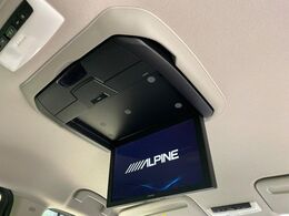 【フリップダウンモニター】家族や友人とお出かけする機会が多い方に大人気のフリップダウンモニター！大画面モニターで車内はエンタメ空間！退屈しがちな長距離ドライブも楽しい時間に変わります！