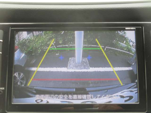 後方確認に便利なバックビューモニター装備です。