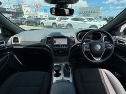 【室内】コックピット。車内もキレイで嫌な臭いもありません！ご納車後の臭いが付きにくくなる「空気触媒コーティング」もあります。