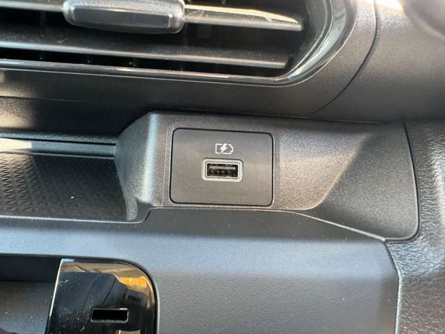 充電用USB差し込み口があります。