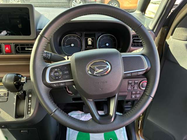 ハンドルにスレや汚れなどございません。運転中は常に触れる部分なので要チェックですね。