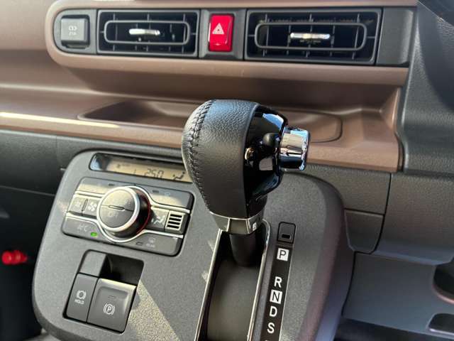 目立つ傷やスレのない綺麗なシフトノブです。