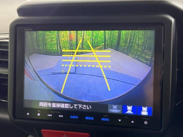 【バックカメラ】駐車時に後方がリアルタイム映像で確認できます。大型商業施設や立体駐車場での駐車時や、夜間のバック時に大活躍！運転スキルに関わらず、今や必須となった装備のひとつです！