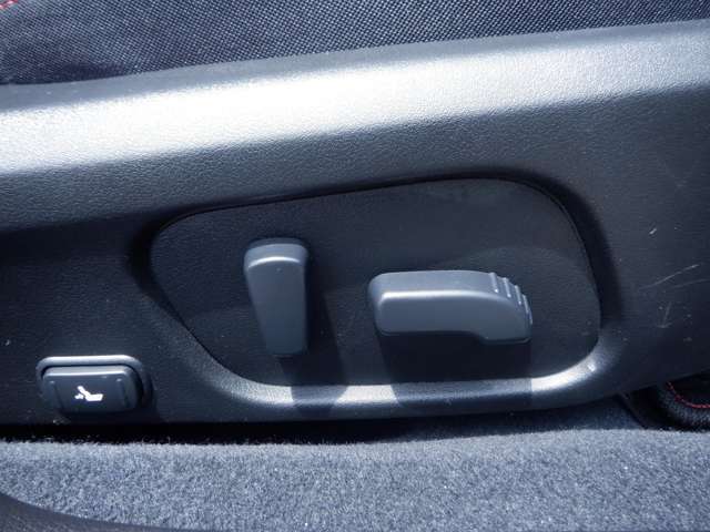 【パワーシート】スイッチ一つで簡単にシートの微調整が可能！電動だから力もいりません！快適なシートポジションにセットして、快適なドライブをお楽しみください。